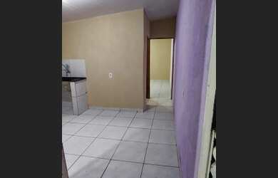 Imagem: A casa possui 1 Dormitório, 1 Banheiro, 1 Vaga na garagem