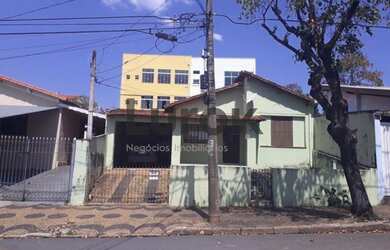 Imagem: A casa possui 3 Dormitórios, 1 Banheiro, 2 Vagas na garagem