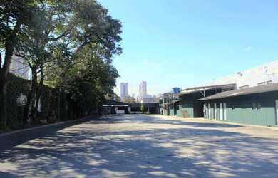 Imagem: O depósito possui 5 Vagas na garagem, 17000m² de Área e está