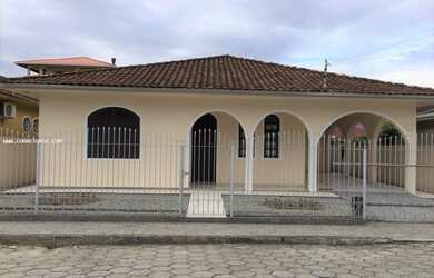 Imagem: A casa possui 4 Dormitórios, 2 Banheiros, 2 Vagas na garagem