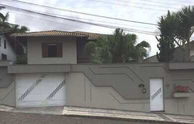 Imagem: A casa possui 3 Dormitórios, 3 Banheiros, 3 Vagas na garagem