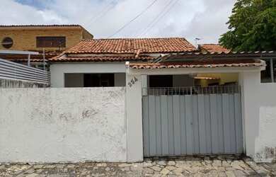 Imagem: A casa possui 2 Dormitórios, 1 Banheiro, 1 Vaga na garagem