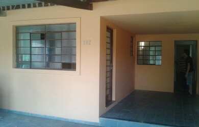 Imagem: A casa possui 3 Dormitórios, 2 Banheiros, 3 Vagas na garagem