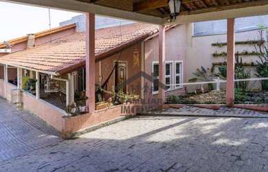 Imagem: A casa possui 3 Dormitórios, 2 Banheiros, 2 Vagas na garagem