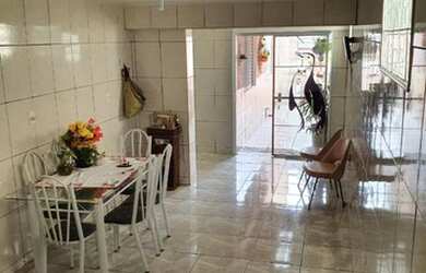 Imagem: A casa possui 3 Dormitórios, 2 Banheiros, 2 Vagas na garagem