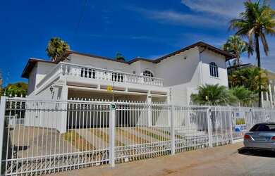 Imagem: A casa possui 4 Dormitórios, 5 Banheiros, 4 Vagas na garagem