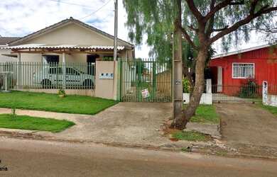 Imagem: A casa possui 3 Dormitórios, 1 Banheiro, 1 Vaga na garagem