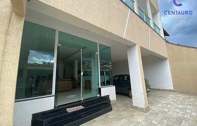 Imagem: A casa possui 4 Dormitórios, 5 Banheiros, 2 Vagas na garagem