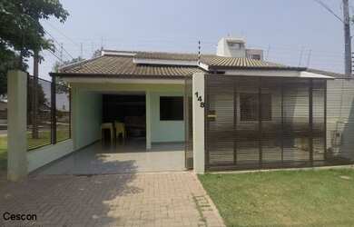 Imagem: A casa possui 3 Dormitórios, 2 Banheiros, 2 Vagas na garagem