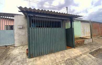 Imagem: A casa possui 3 Dormitórios, 2 Banheiros, 2 Vagas na garagem