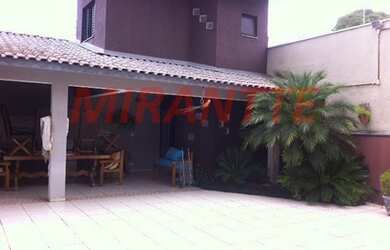 Imagem: A casa possui 3 Dormitórios, 5 Banheiros, 4 Vagas na garagem