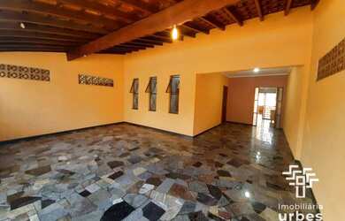 Imagem: A casa possui 2 Dormitórios, 1 Banheiro, 3 Vagas na garagem