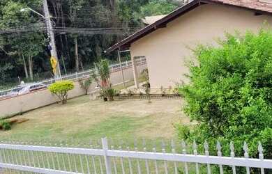 Imagem: A casa possui 4 Dormitórios, 3 Banheiros, 2 Vagas na garagem