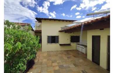 Imagem: A casa possui 4 Dormitórios, 3 Banheiros, 2 Vagas na garagem