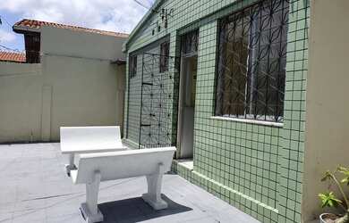 Imagem: A casa possui 5 Dormitórios, 2 Banheiros, 3 Vagas na garagem