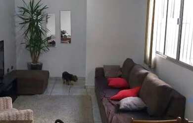 Imagem: A casa possui 3 Dormitórios, 3 Banheiros, 2 Vagas na garagem