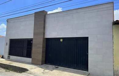 Imagem: A casa possui 3 Dormitórios, 2 Banheiros, 2 Vagas na garagem