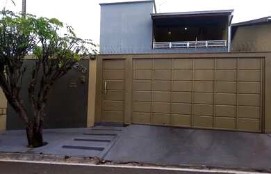 Imagem: A casa possui 3 Dormitórios, 3 Banheiros, 4 Vagas na garagem