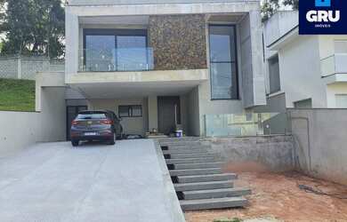 Imagem: A casa possui 3 Dormitórios, 4 Banheiros, 4 Vagas na garagem