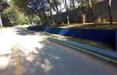 Imagem: O terreno está localizado em Orleans, Curitiba à venda por