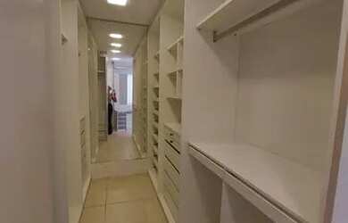 Imagem: A casa em condomínio possui 3 Dormitórios e 5 Banheiros e