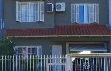 Imagem: A casa possui 3 Dormitórios, 2 Banheiros, 4 Vagas na garagem