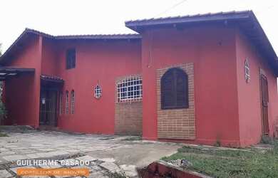 Imagem: A casa possui 5 Dormitórios, 4 Banheiros, 5 Vagas na garagem