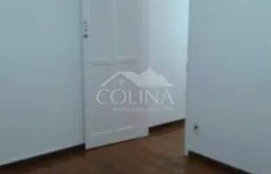 Imagem: A casa possui 3 Dormitórios, 1 Banheiro, 2 Vagas na garagem