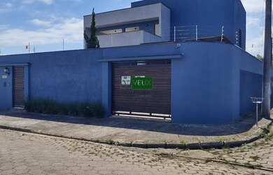 Imagem: A casa possui 3 Dormitórios, 2 Banheiros, 4 Vagas na garagem