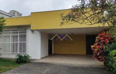 Imagem: A casa possui 3 Dormitórios, 3 Banheiros, 2 Vagas na garagem