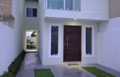 Imagem: A casa possui 3 Dormitórios, 3 Banheiros, 2 Vagas na garagem