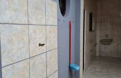 Imagem: A casa possui 3 Dormitórios, 2 Banheiros, 2 Vagas na garagem