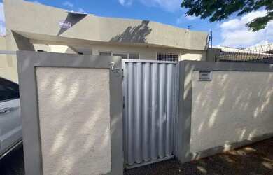 Imagem: A casa possui 3 Dormitórios, 2 Banheiros, 5 Vagas na garagem