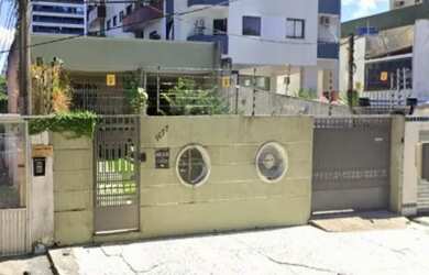 Imagem: A casa possui 4 Dormitórios, 5 Banheiros, 4 Vagas na garagem