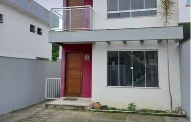 Imagem: A casa possui 2 Dormitórios, 3 Banheiros, 2 Vagas na garagem