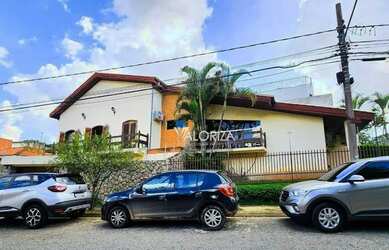 Imagem: A casa possui 3 Dormitórios, 3 Banheiros, 4 Vagas na garagem