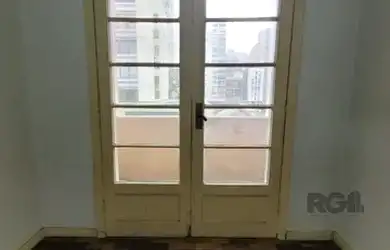 Imagem 3: Apartamento com 2 dormitórios, com sacada no Bairro Centro Histórico