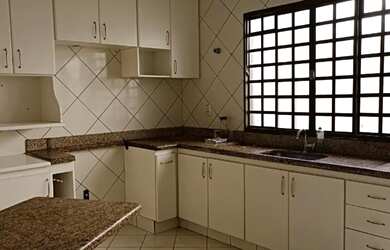 Imagem: A casa possui 3 Dormitórios, 3 Banheiros, 3 Vagas na garagem