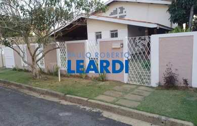 Imagem: A casa possui 3 Dormitórios, 3 Banheiros, 4 Vagas na garagem