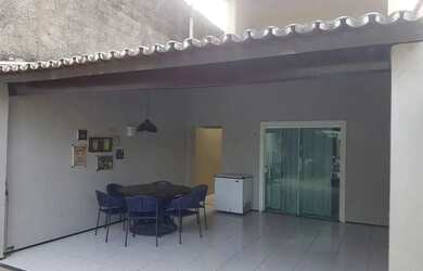 Imagem: A casa possui 4 Dormitórios, 4 Banheiros, 3 Vagas na garagem