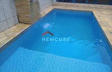 Imagem: A casa possui 1 Dormitório, 2 Banheiros, 2 Vagas na garagem