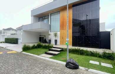 Imagem: A casa em condomínio possui 5 Dormitórios, 5 Banheiros, 3