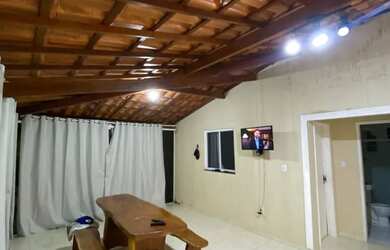 Imagem: A casa possui 2 Dormitórios, Acomodam 8 pessoas, 5 Vagas na