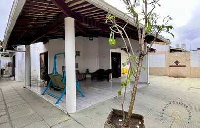 Imagem: A casa possui 3 Dormitórios, 2 Banheiros, 2 Vagas na garagem