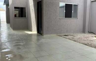 Imagem: A casa possui 3 Dormitórios, 2 Banheiros, 2 Vagas na garagem