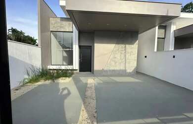 Imagem: A casa possui 3 Dormitórios, 2 Banheiros, 2 Vagas na garagem