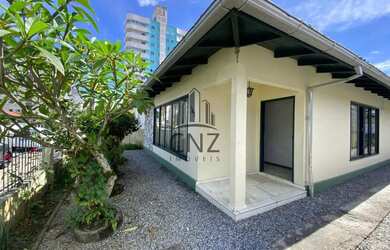 Imagem: O depósito possui 2 Vagas na garagem, 160m² de Área e está