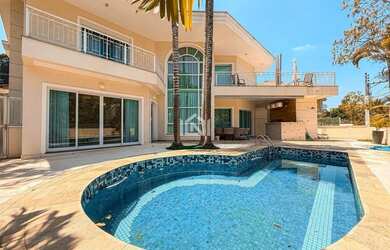 Imagem: A casa em condomínio possui 4 Dormitórios, 5 Banheiros, 4