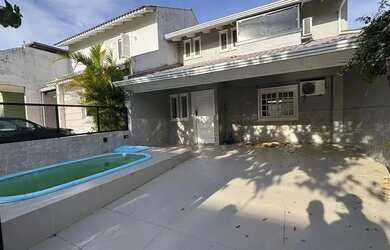 Imagem: A casa possui 3 Dormitórios, 3 Banheiros, 1 Vaga na garagem