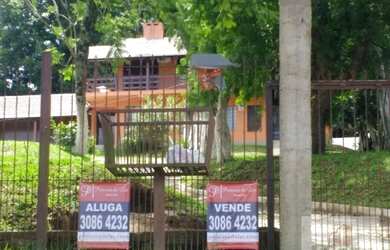 Imagem: A casa possui 3 Dormitórios, 2 Banheiros, 2 Vagas na garagem